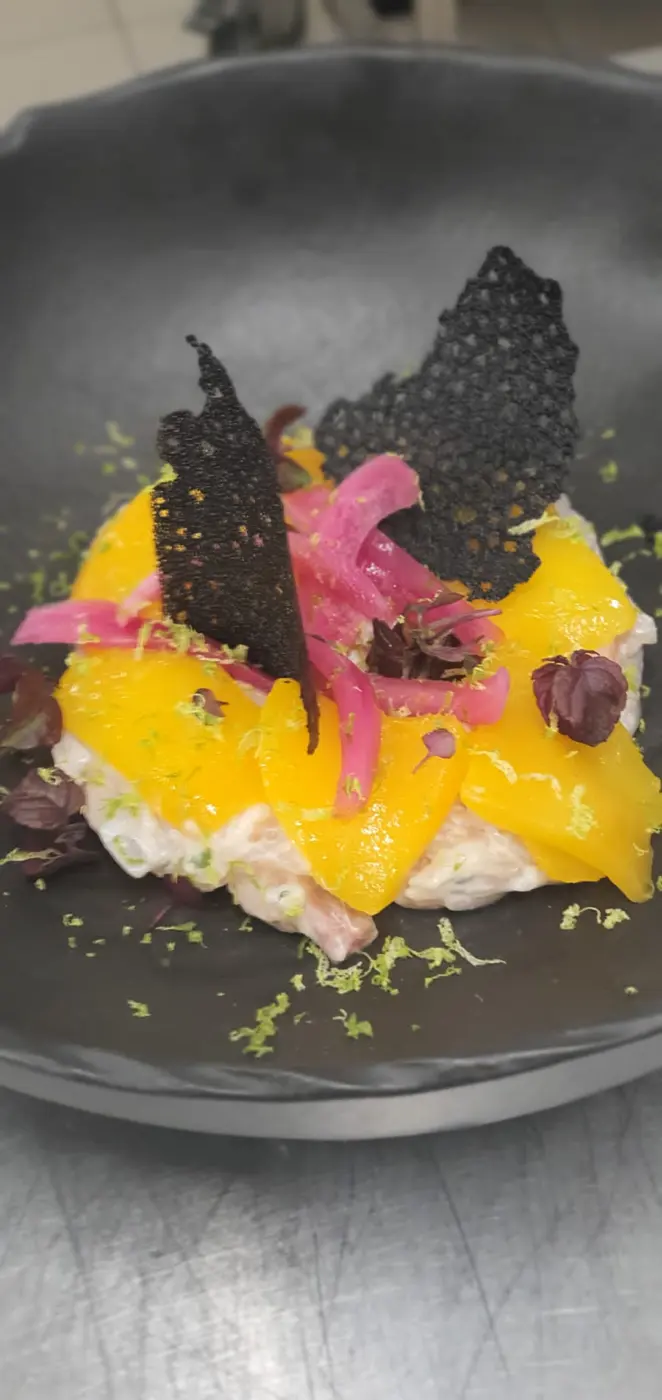 Mangue, oignons pickles et tuile noire