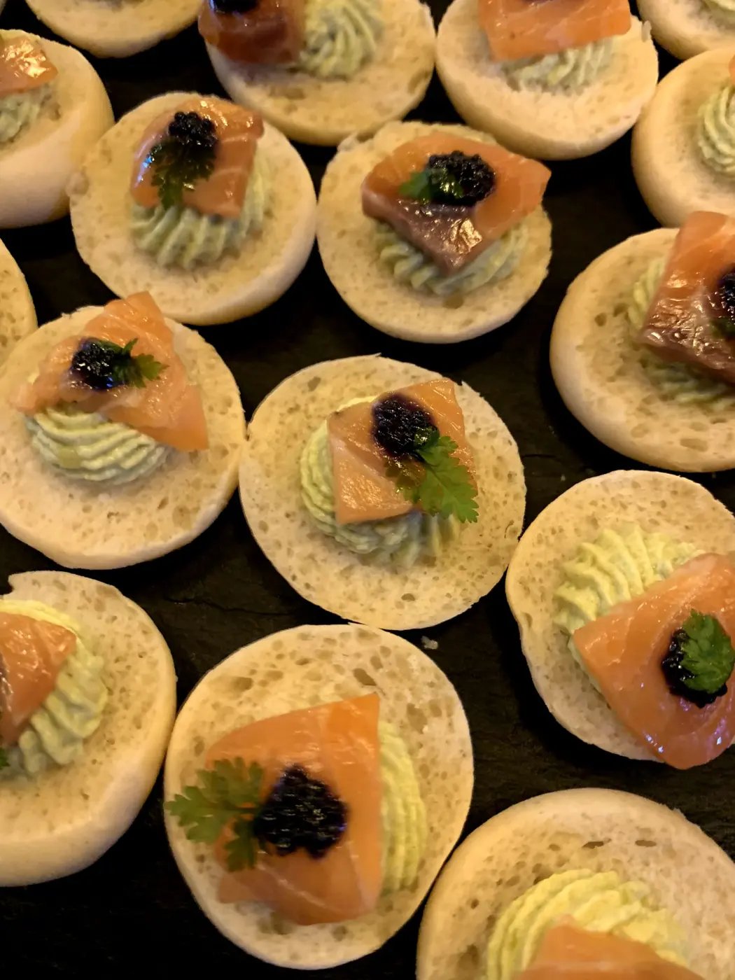 Blinis au saumon fumé, crème d'avocat et œufs de poisson