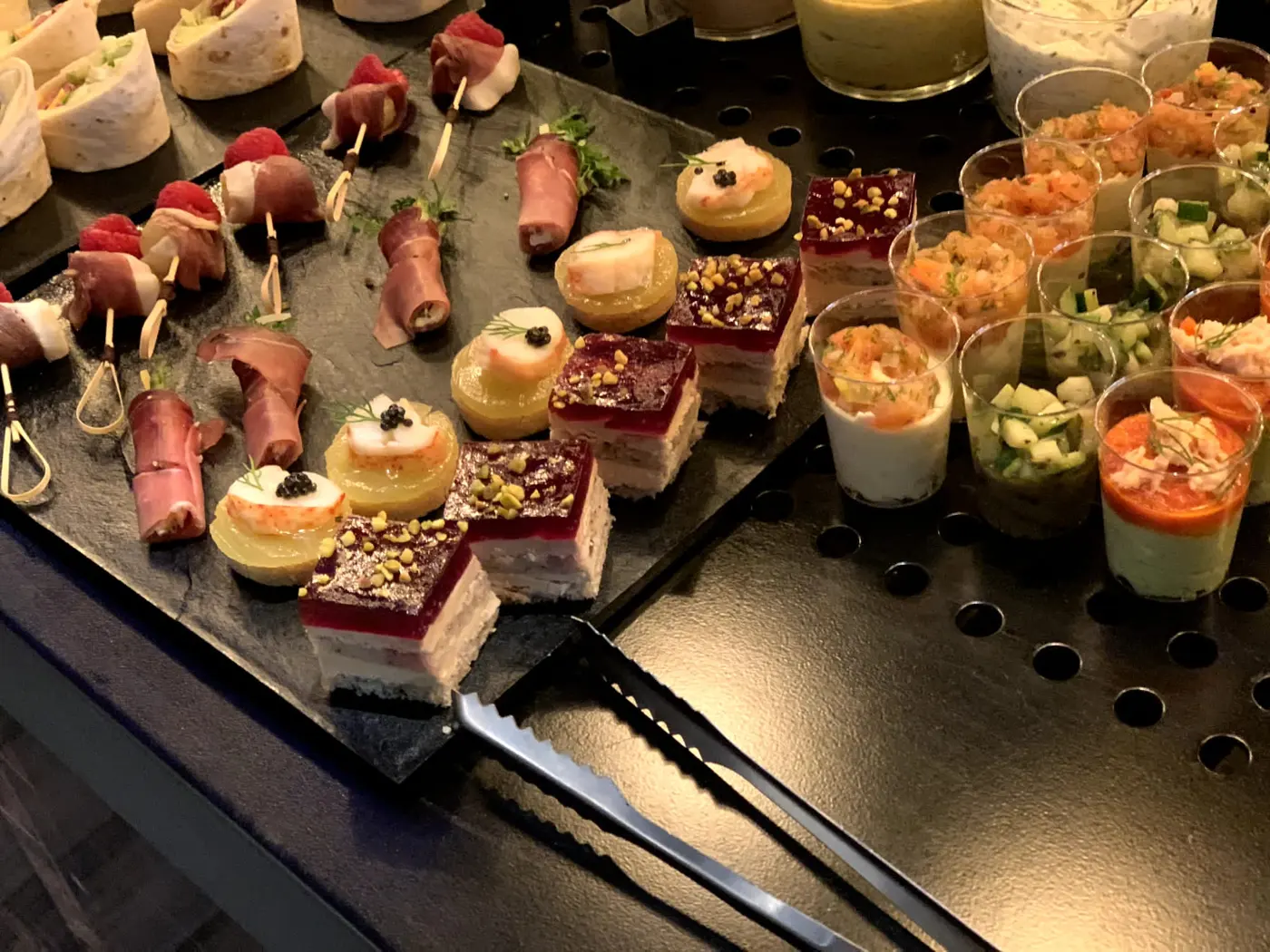 Buffet de bouchées de cocktail : brochettes, verrines et mini-entremets