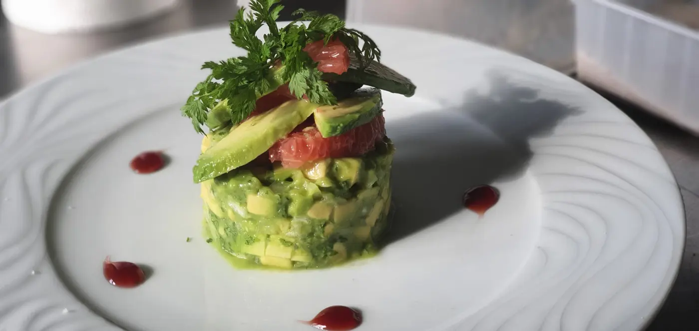 Tartare avocat et fleurs